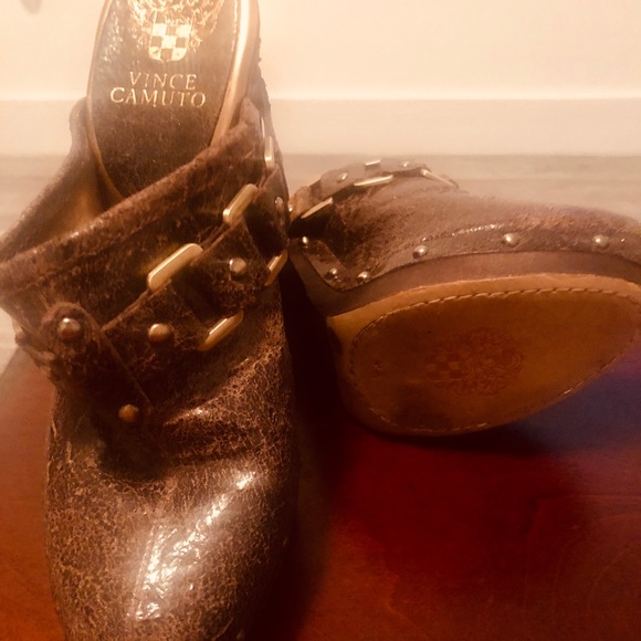 Slightly used clog. - Picture 2 of 5